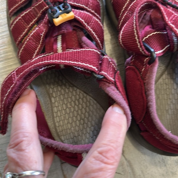 KEEN KIDS OUTDOOR BURGUNDY SANDALS SIZE 2 - Picture 6 of 10